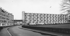 351510 Gezicht op het Gemeentelijk Bejaardencentrum Tolsteeg (Saffierlaan 10) te Utrecht.